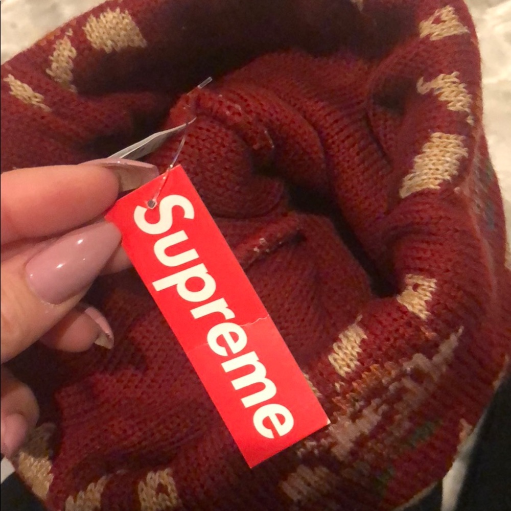 NWT Supreme flower beanie - Picture 3 of 3